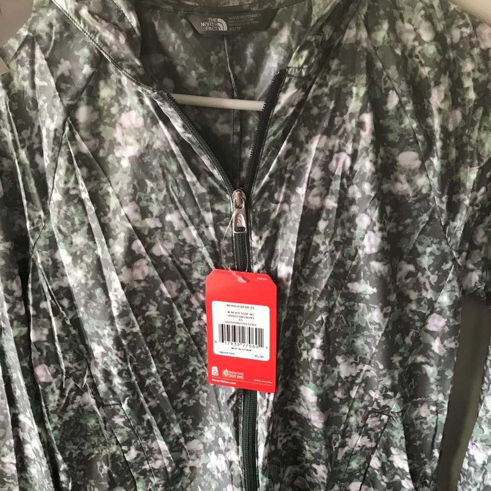 Brand new north face wind breaker - Picture 2 of 3